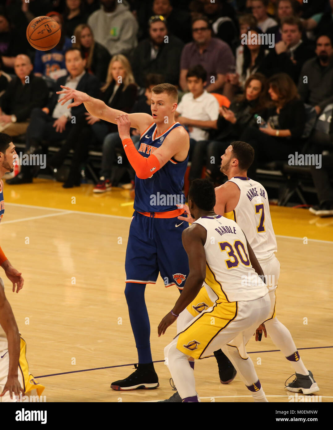 Los Angeles, CA, USA. Jan 21, 2018. Les Knicks de New York l'avant Kristaps Porzingis (6) passant au cours de la New York Knicks vs Los Angeles Lakers au Staples Center le 21 janvier 2018. (Photo par Jevone Moore) Credit : csm/Alamy Live News Banque D'Images