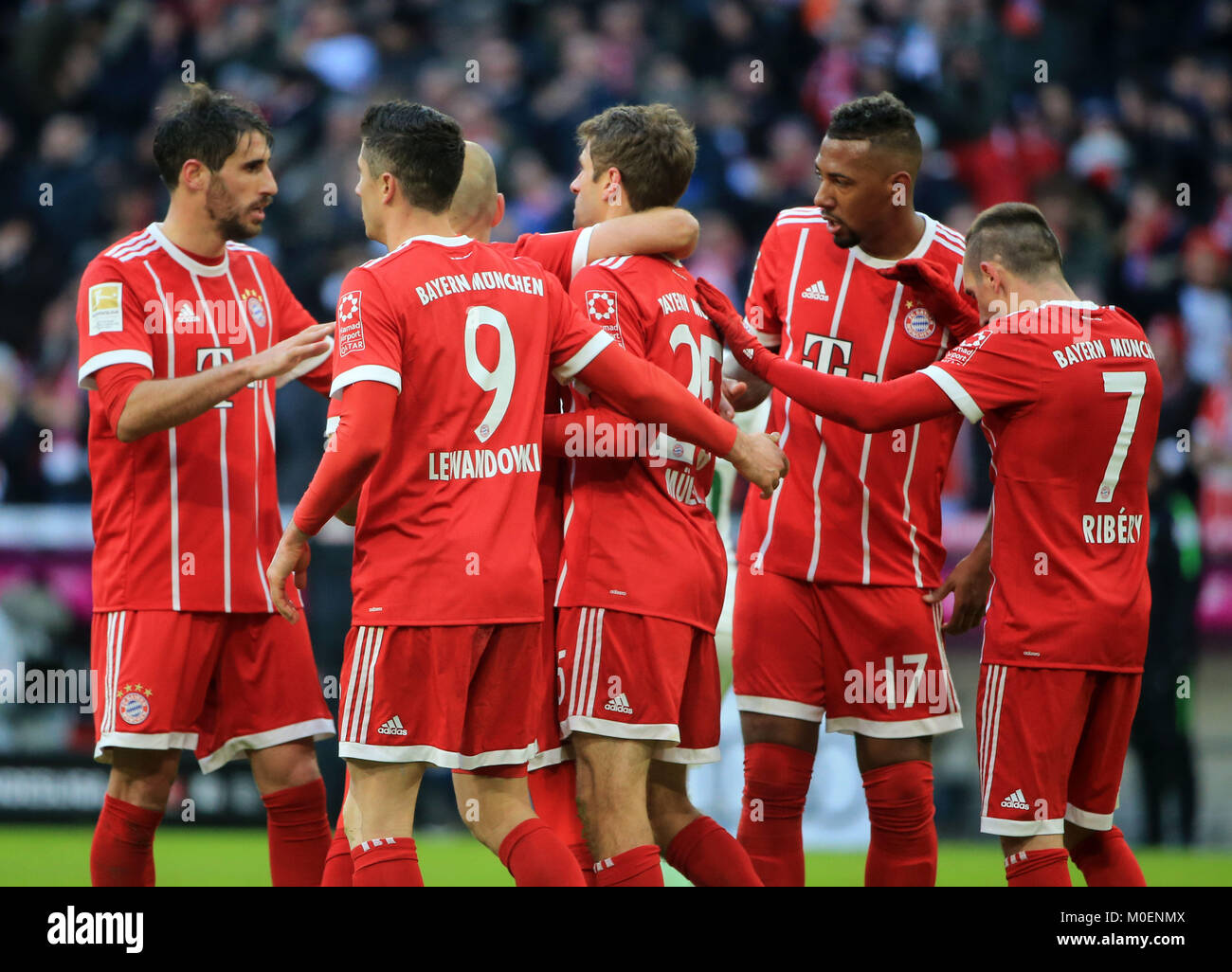 Munich, Allemagne. Jan 21, 2018. Les joueurs du Bayern de Munich, célébrer après avoir marqué lors d'un match de Bundesliga allemande entre le Bayern Munich et le Werder Brême, à Munich, Allemagne, le 21 janvier 2018. Le Bayern Munich a gagné 4-2. Crédit : Philippe Ruiz/Xinhua/Alamy Live News Banque D'Images