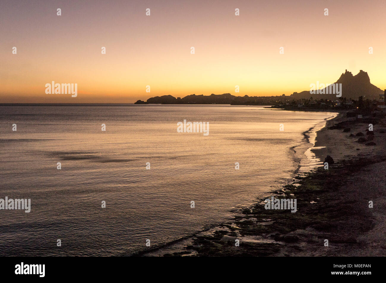San Carlos, État de Sonora, au Mexique. Jan 21, 2018. Un coucher de soleil mémorable d'incandescence jette sur l'eau calme de la mer de Cortez, à Playa San Francisco et décrit notamment la masse continentale sombre monument rock formation de Cerra Tetakawi avec double sommet à distance sur l'extrême droite Crédit : Dorothy Alexander/Alamy Live News Banque D'Images