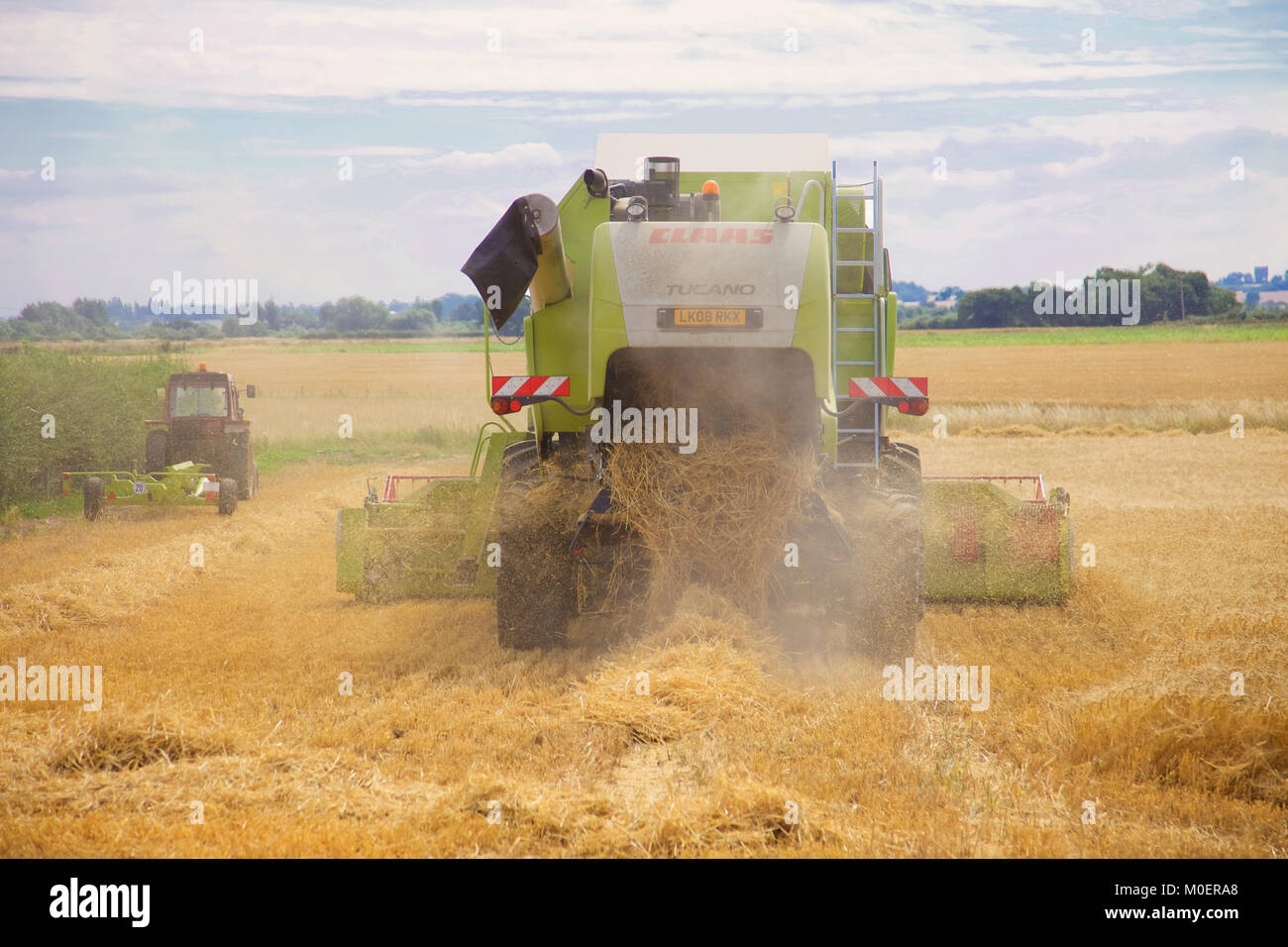 Une moissonneuse-batteuse Claas en Angleterre, Banque D'Images