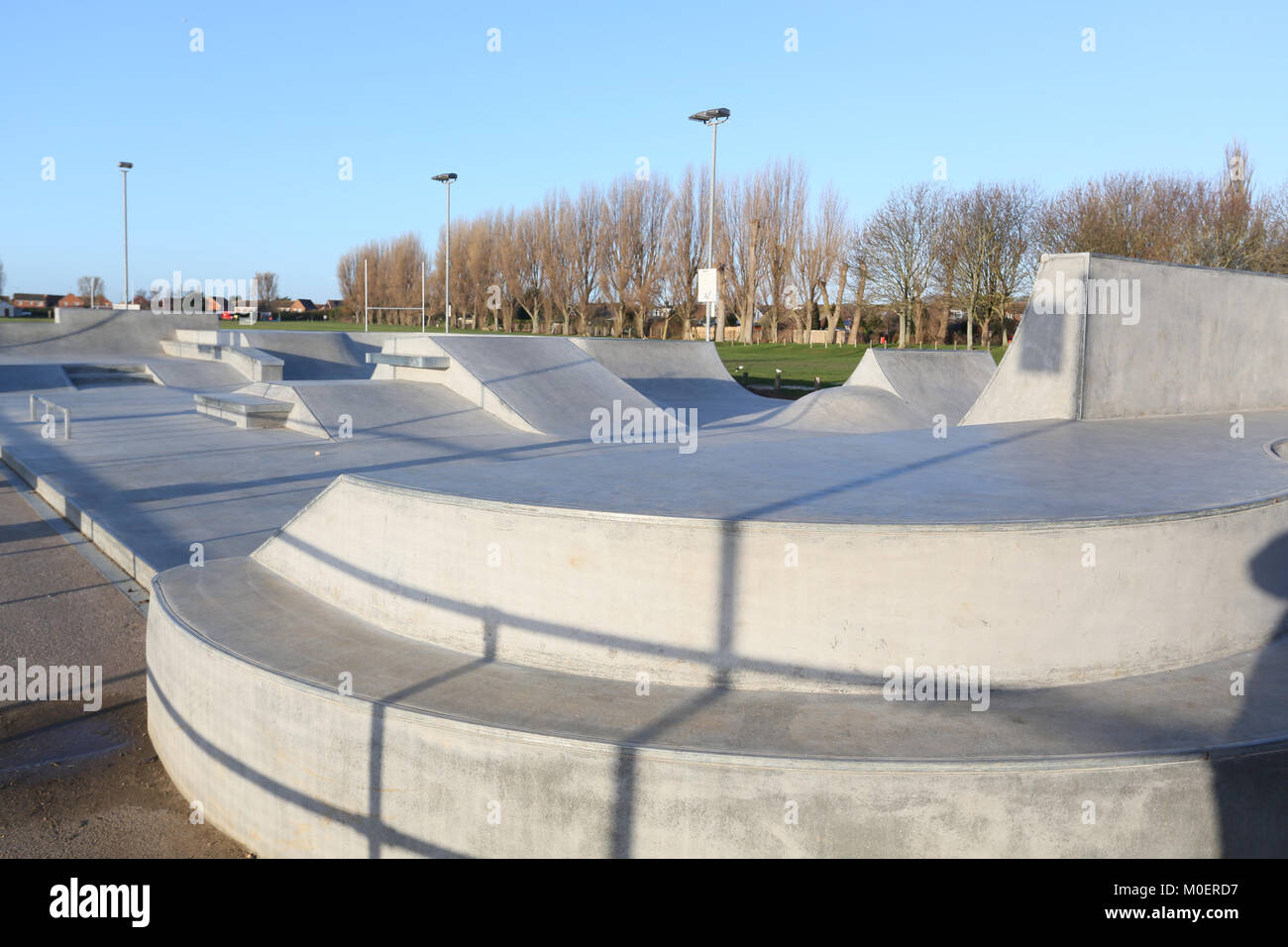 Skatepark publique d'Harwich, Essex. Pour les vélos, scooters et skateboards béton. Banque D'Images