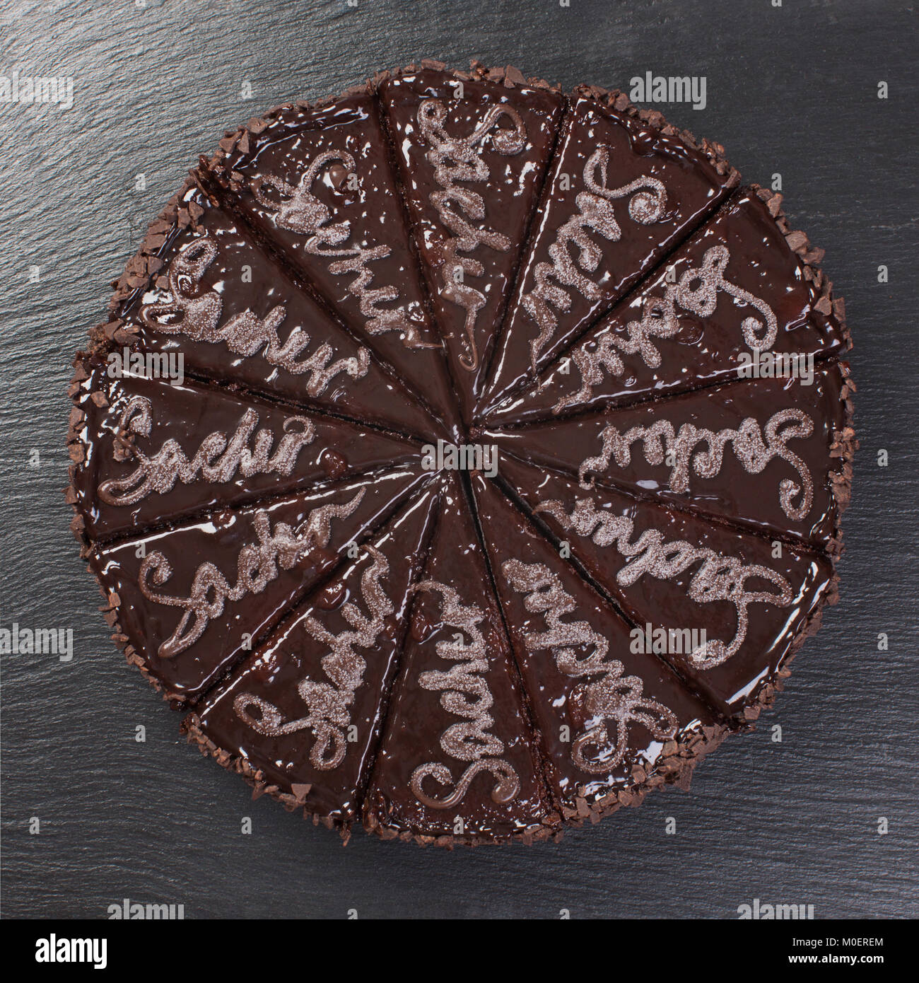 Gâteau au chocolat coupé en morceaux, sur fond noir. Banque D'Images