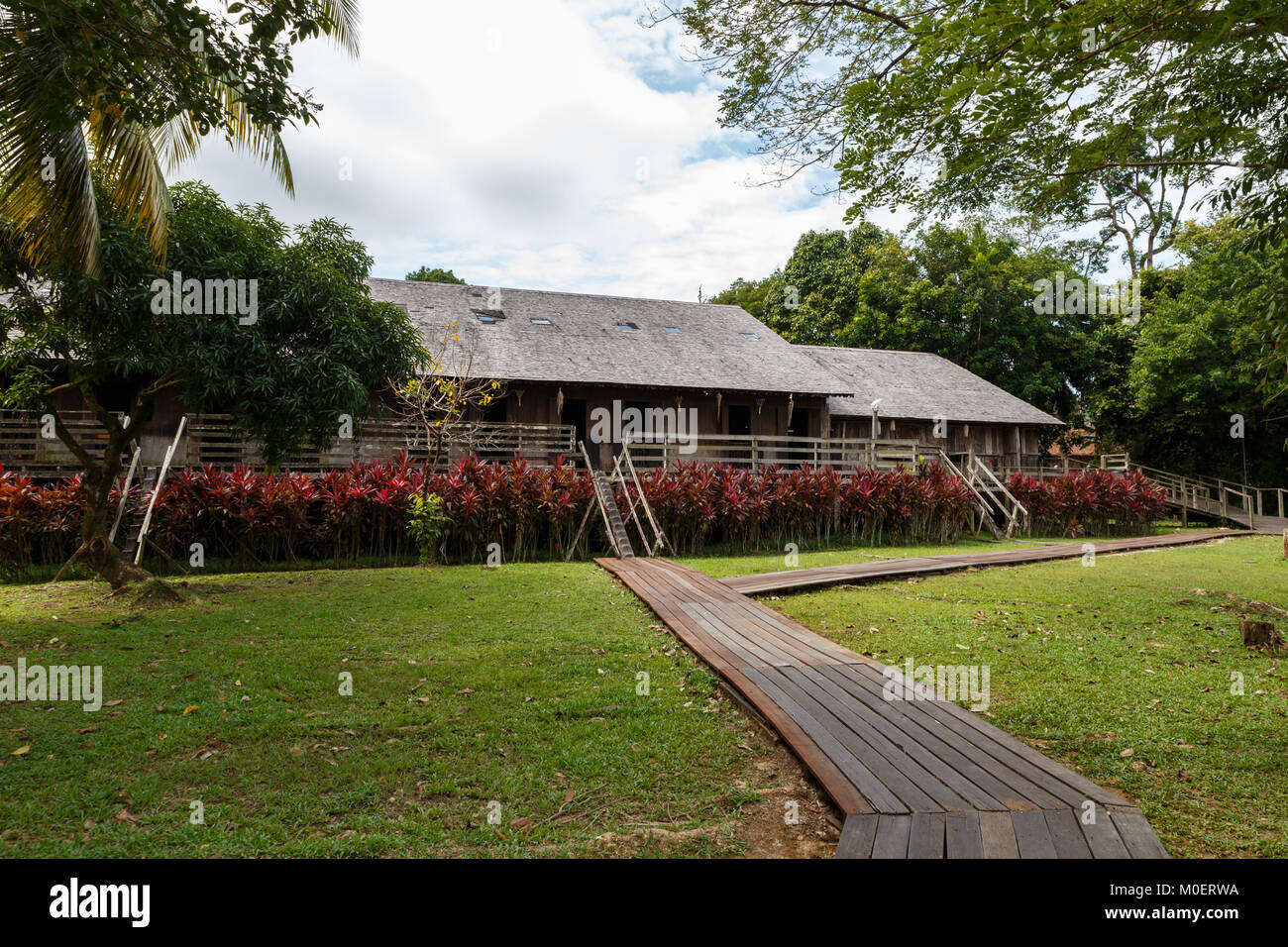 Iban longhouse. Dans les maisons en bois traditionnelles à Kuching Sarawak Culture Village. Borneo, Malaisie Banque D'Images