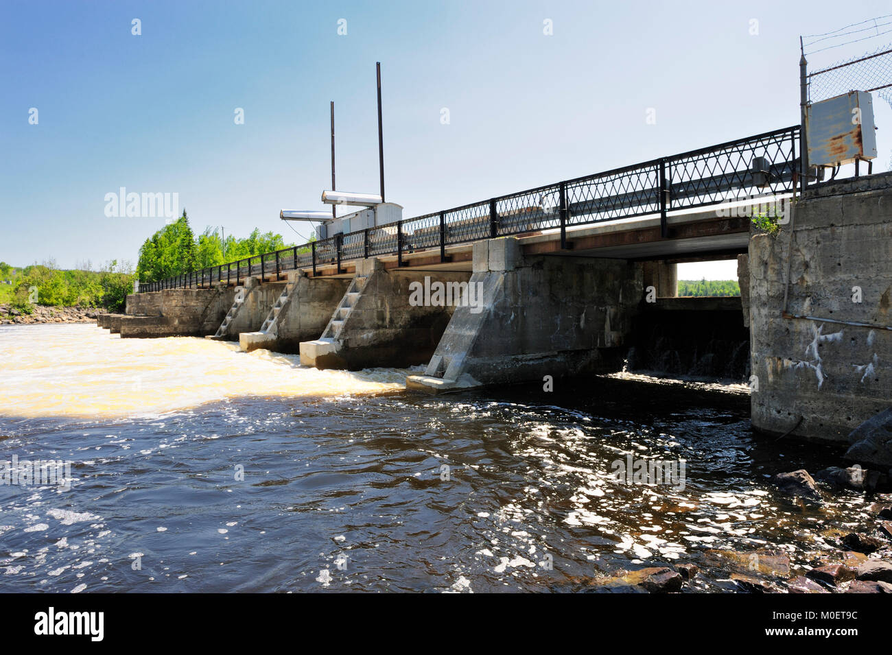 C'est le barrage Latchford, contrôlant le mofms l'eau du lac Bay et la rivière Montréal Banque D'Images