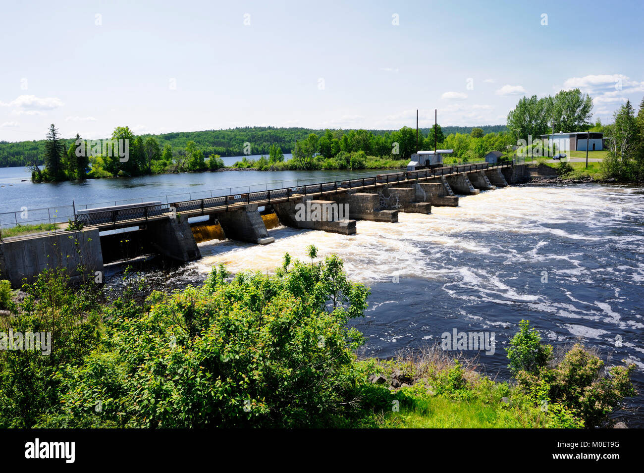 C'est le barrage Latchford, contrôlant le mofms l'eau du lac Bay et la rivière Montréal Banque D'Images