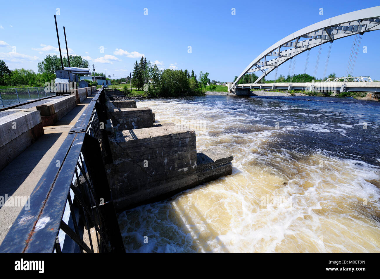 C'est le barrage Latchford, contrôlant le mofms l'eau du lac Bay et la rivière Montréal Banque D'Images