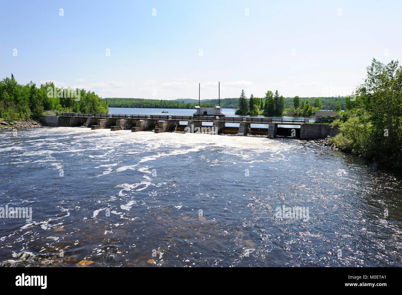 C'est le barrage Latchford, contrôlant le mofms l'eau du lac Bay et la rivière Montréal Banque D'Images