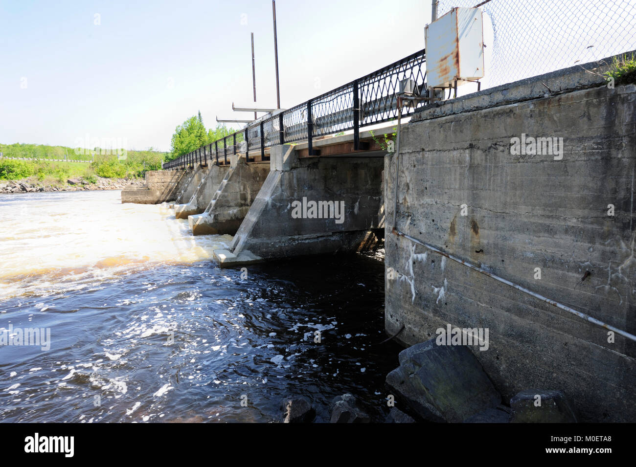 C'est le barrage Latchford, contrôlant le mofms l'eau du lac Bay et la rivière Montréal Banque D'Images