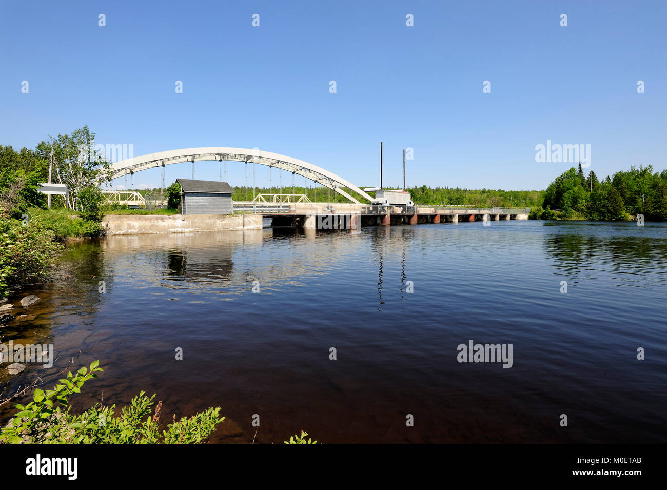 C'est le barrage Latchford, contrôlant le mofms l'eau du lac Bay et la rivière Montréal Banque D'Images