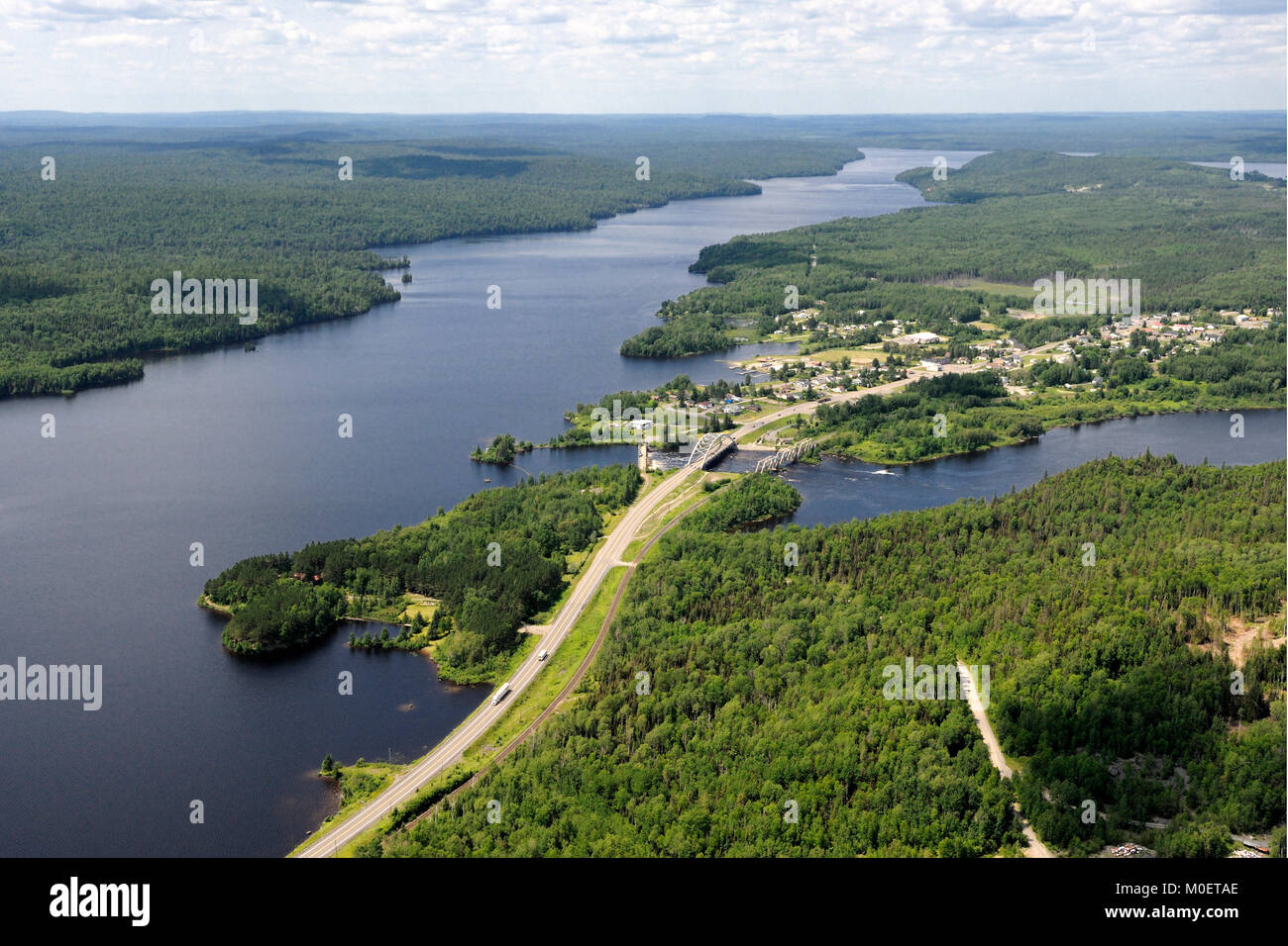 C'est une photographie aérienne du barrage Latchford, entre le lac Bay et la rivière Montréal Banque D'Images