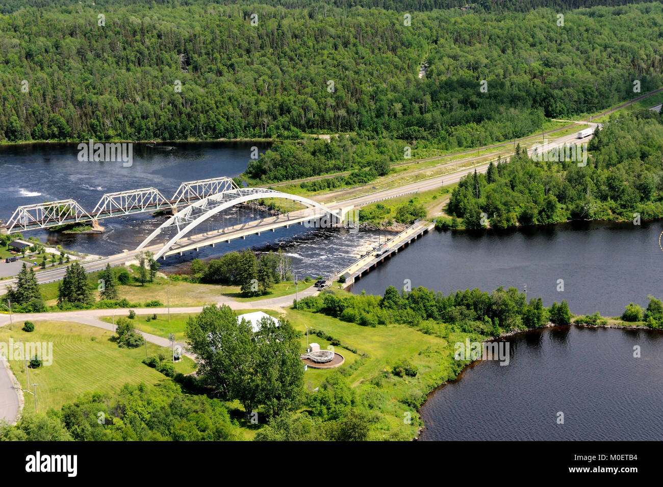 C'est une photographie aérienne du barrage Latchford, entre le lac Bay et la rivière Montréal Banque D'Images