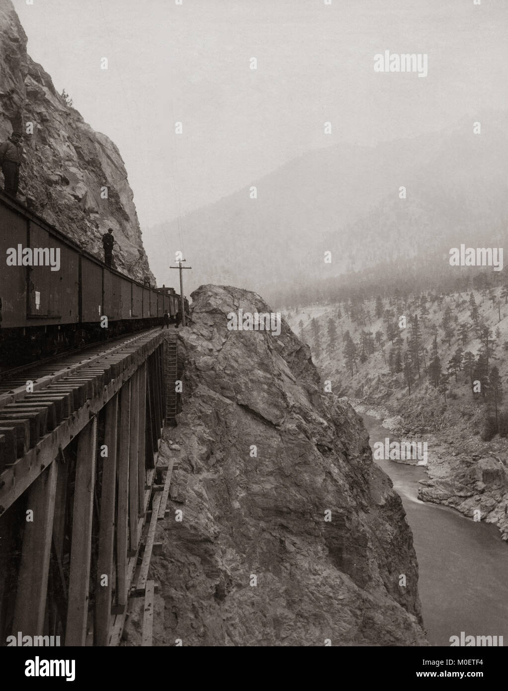 Train sur le Canadian Pacific Railway, c.1890 'Les mâchoires de la mort,' Thompson River Canyon Banque D'Images
