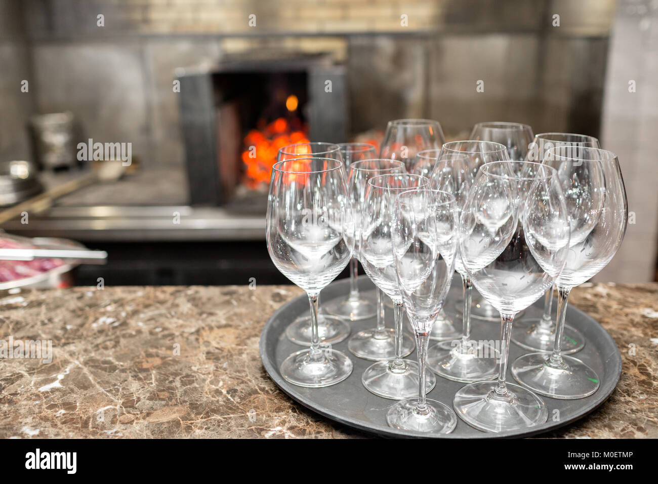 À vin vide dans un restaurant. L'eau en verre. Un plateau de verres de vin  lors d'une réception de mariage Photo Stock - Alamy