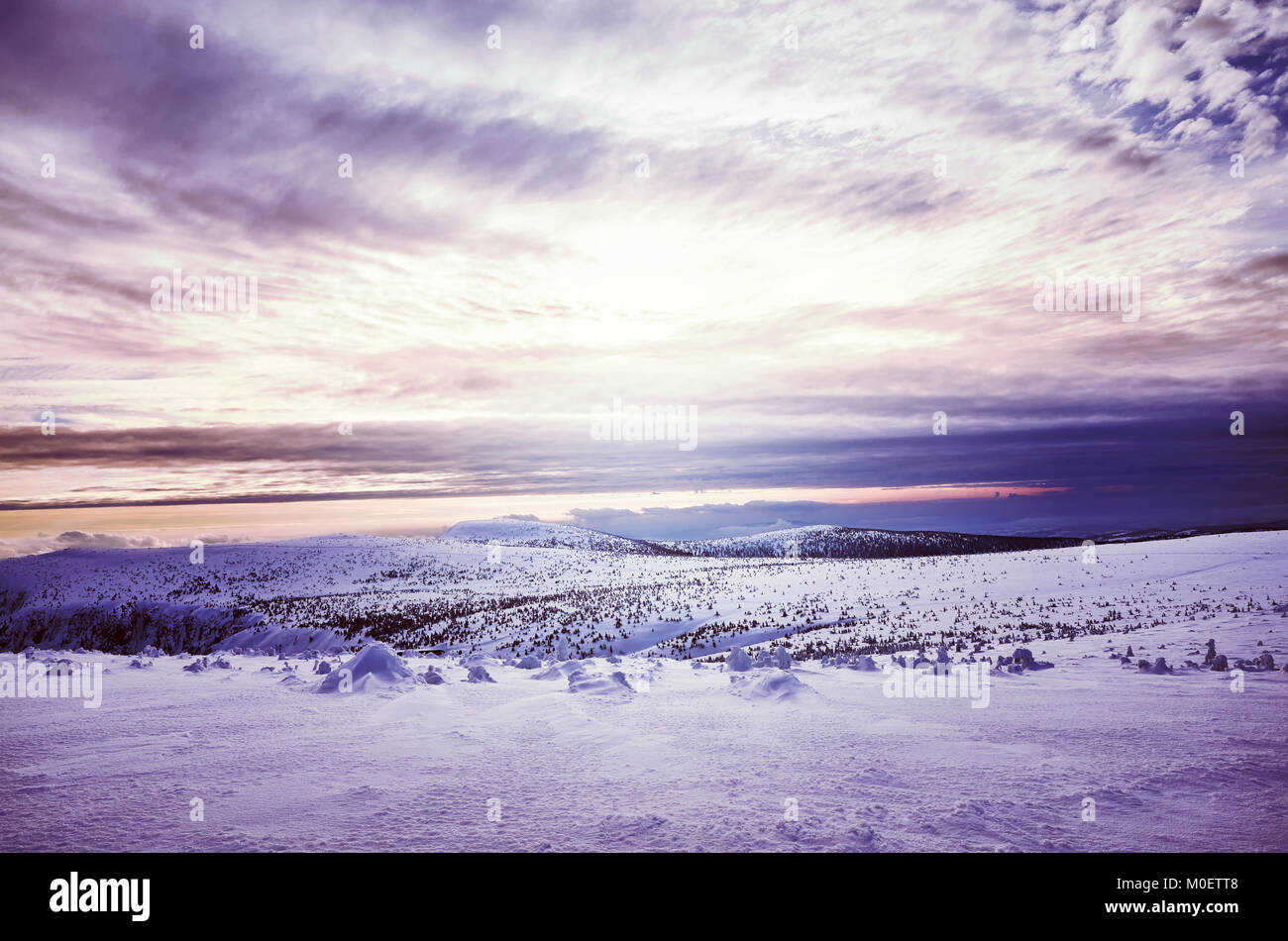 Paysage de montagne d'hiver au coucher du soleil, aux teintes de couleur photo. Banque D'Images
