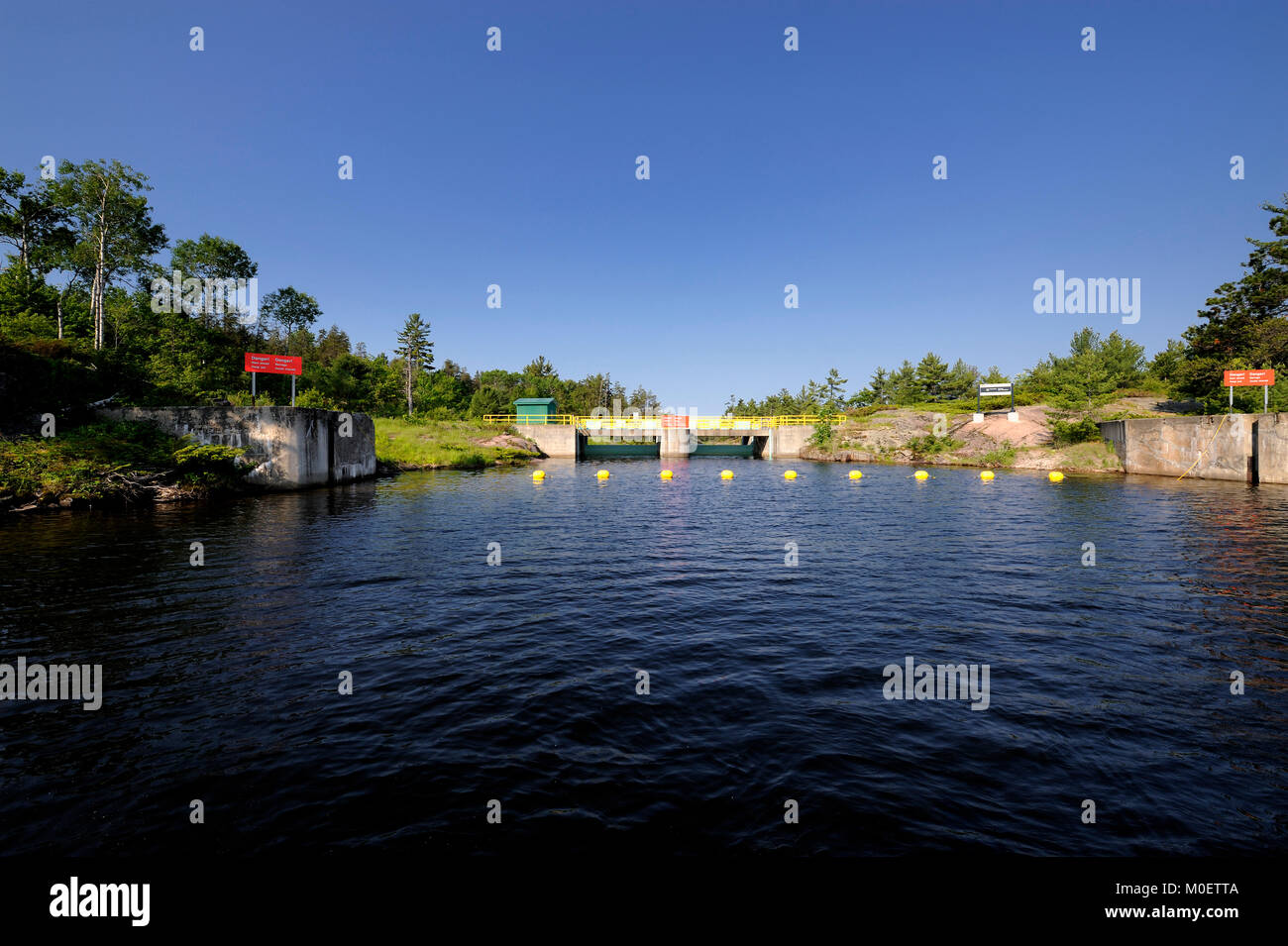 La petite chaudière barrage est l'un des trois barrages de contrôle l'eau du lac Nipissing à la rivière des Français Banque D'Images