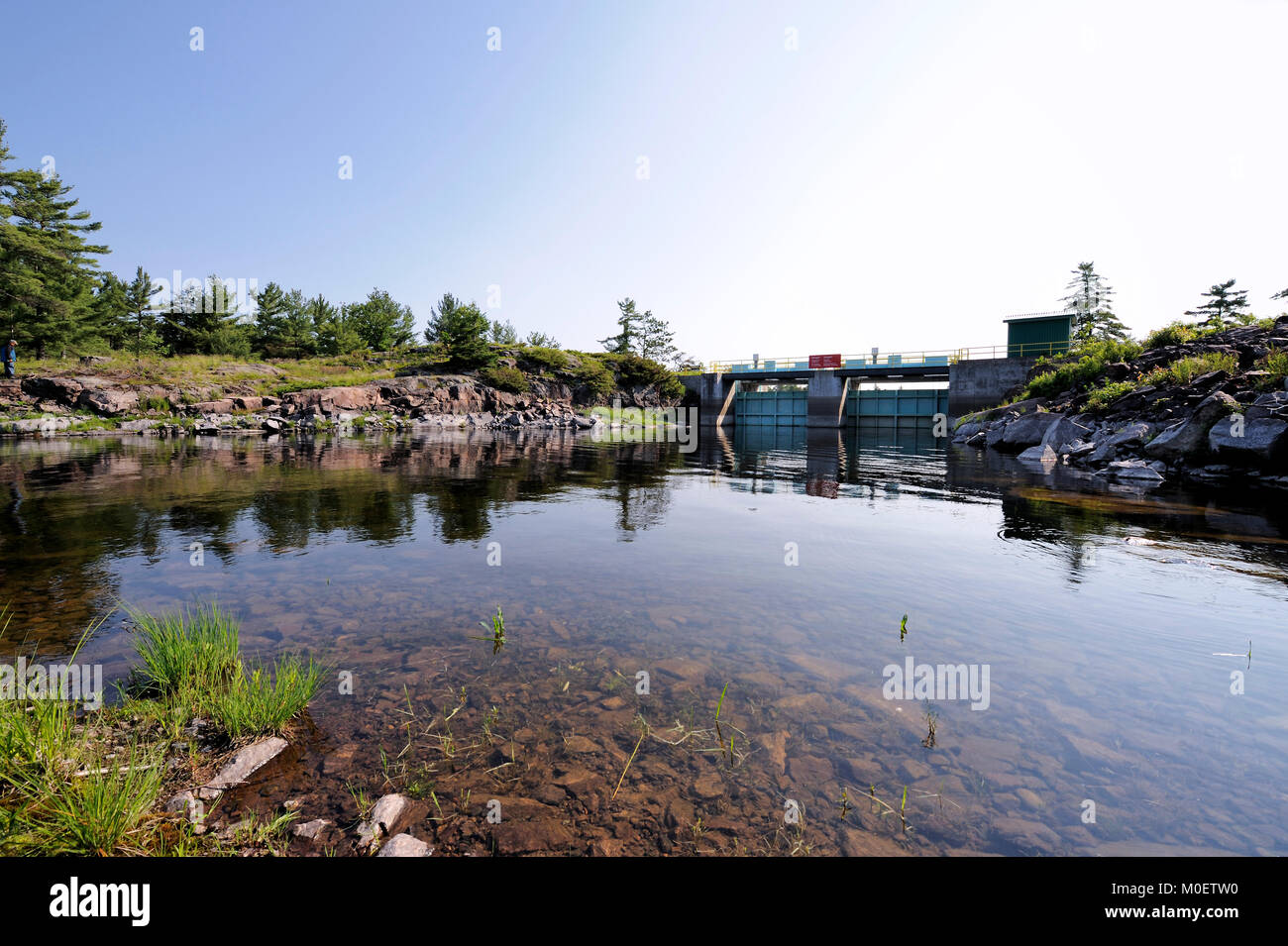 La petite chaudière barrage est l'un des trois barrages de contrôle l'eau du lac Nipissing à la rivière des Français Banque D'Images