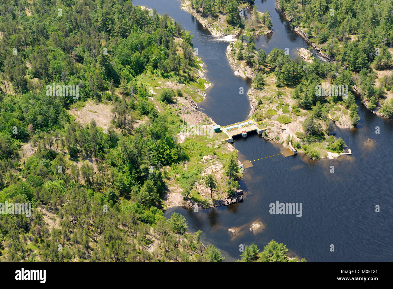 C'est une photographie aérienne de la petite chaudière,barrage contrôlant le flux à partir du lac Nipissing à la rivière des Français Banque D'Images