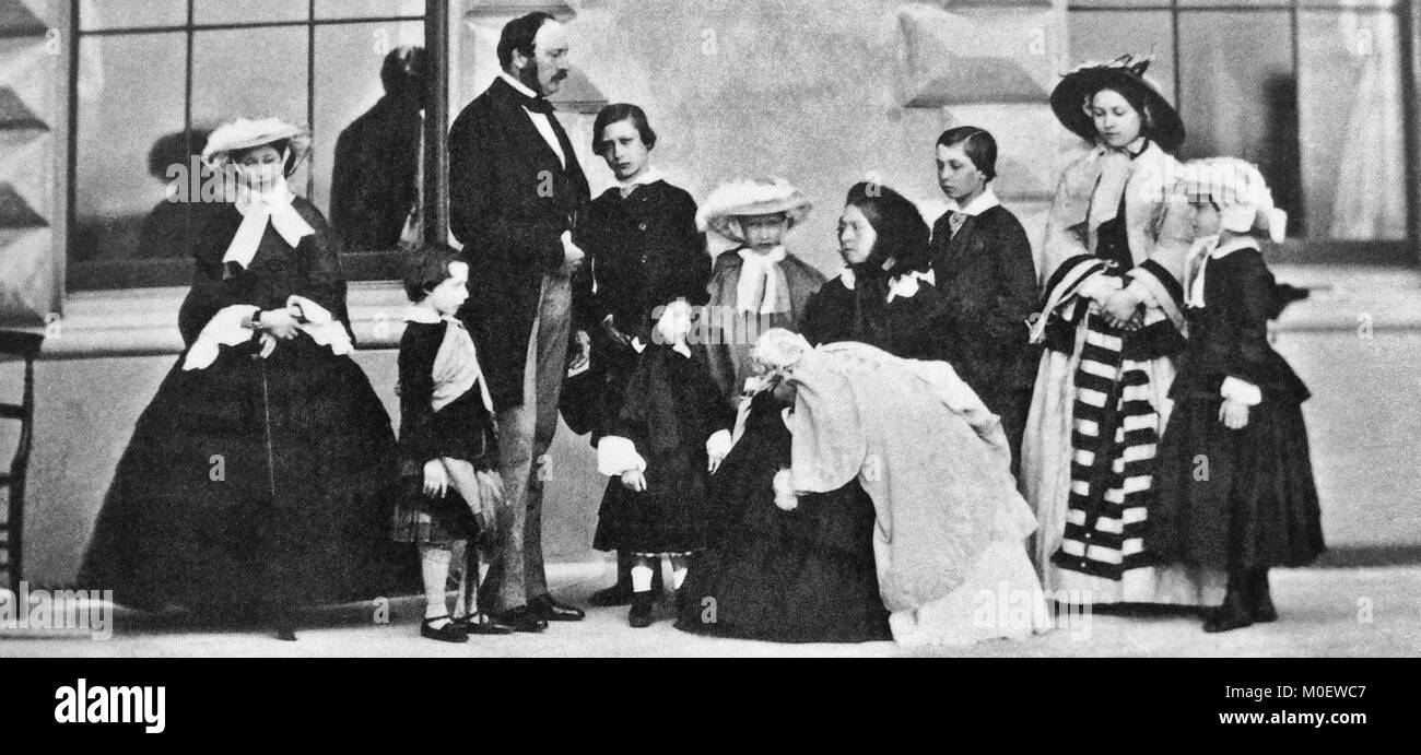 Le Prince Albert, La Reine Victoria et leurs neuf enfants. De gauche à droite : Alice, Arthur (plus tard duc de Connaught), le Prince Consort (Albert), le Prince de Galles (futur Édouard VII), Léopold (futur Duc d'Albany, en face du Prince de Galles), Louise, la reine Victoria avec Béatrice, Alfred (plus tard le duc d'Édimbourg), princesse royale (Victoria) et d'Helena. 26 Mai 1857 Banque D'Images