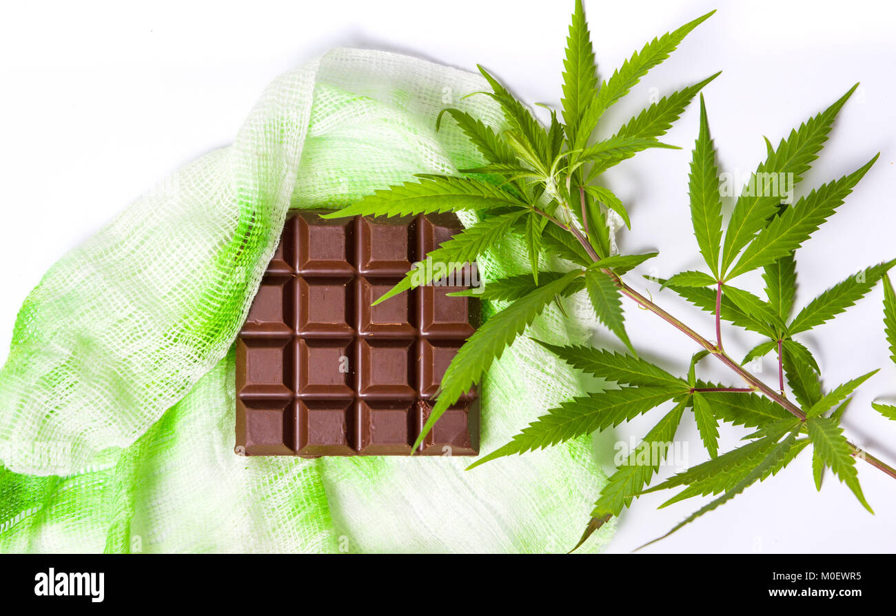 Bloc de chocolat avec des feuilles de marijuana vue supérieure Banque D'Images