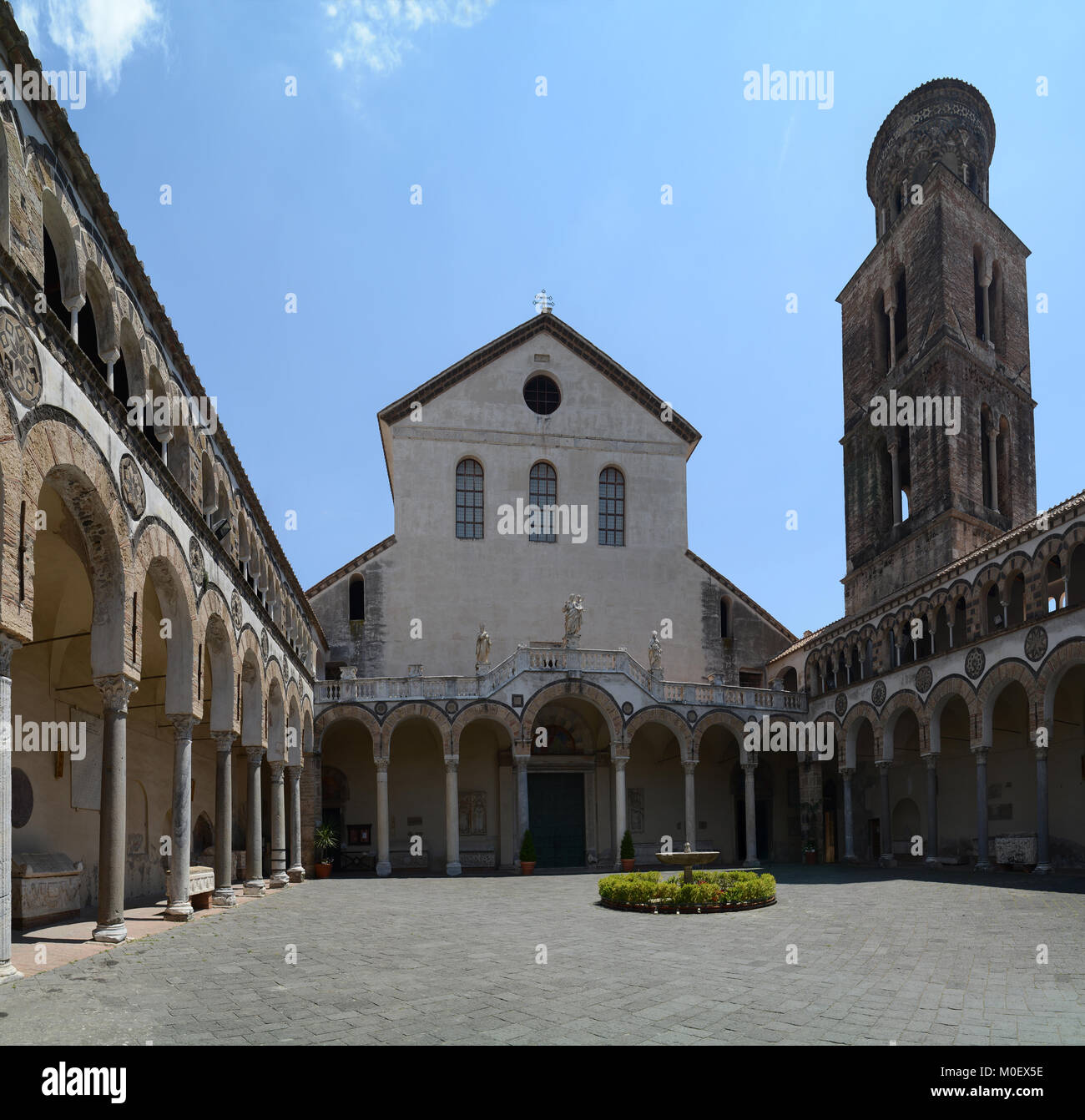 La cour de la cathédrale de San Matteo (St. Matthew's Cathedral) à Salerne, Italie. Banque D'Images