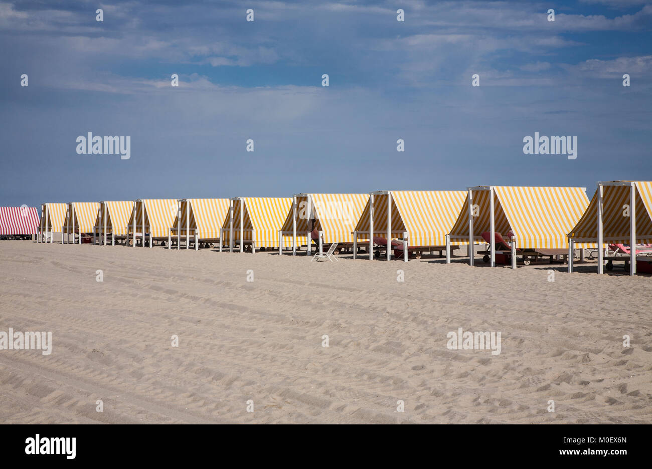 Cabanas de plage à rayures jaunes Pantone in a row, Cape May Beach Landscape, New Jersey, East Coast, États-Unis, 2017, scènes de plage marines américaines, NJ Banque D'Images