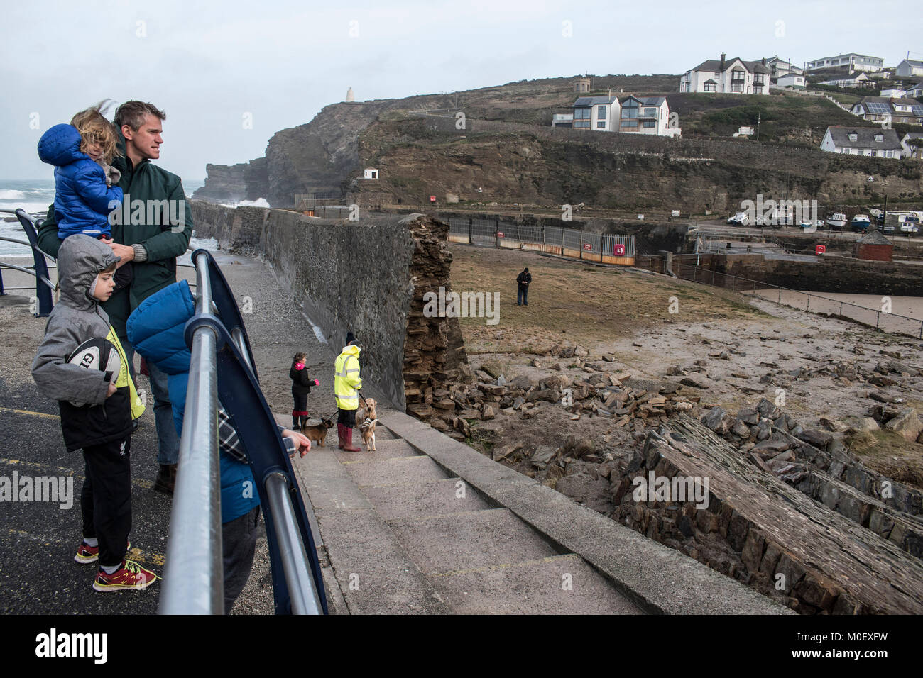 Portreath, Cornwall, UK.3e janvier 2018. Météo britannique. Vents de tempête 10 et énormes vagues brisées par une section de la mur du port à Portreath. Banque D'Images