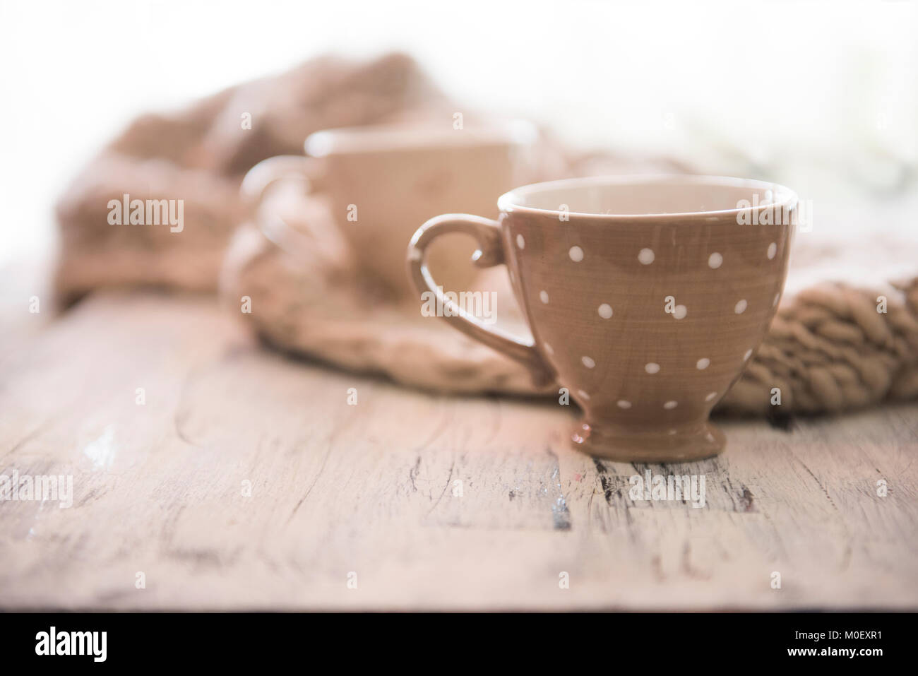 Tasses de Thé et une écharpe en tricot Banque D'Images