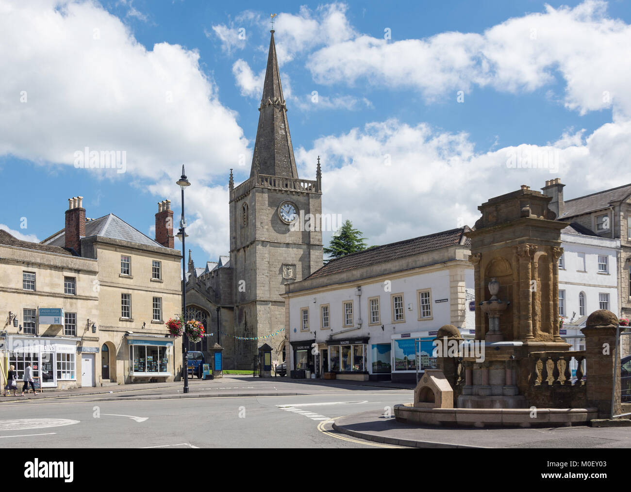 Place de marché montrant St Andrew's Anglican Church, Chippenham, Wiltshire, Angleterre, Royaume-Uni Banque D'Images