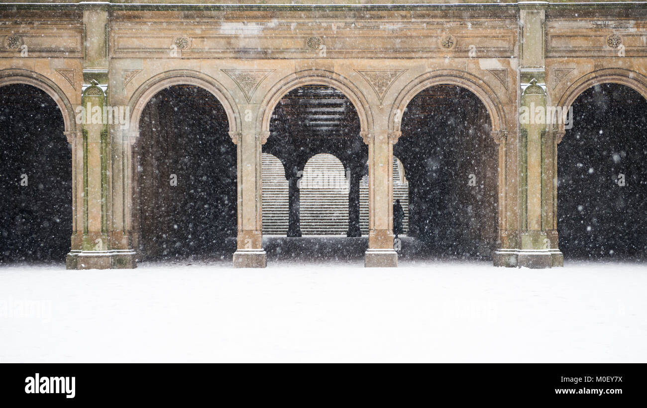 Silhouette d'une femme debout à Bethesda Terrace, Central Park, Manhattan, New York, États-Unis Banque D'Images