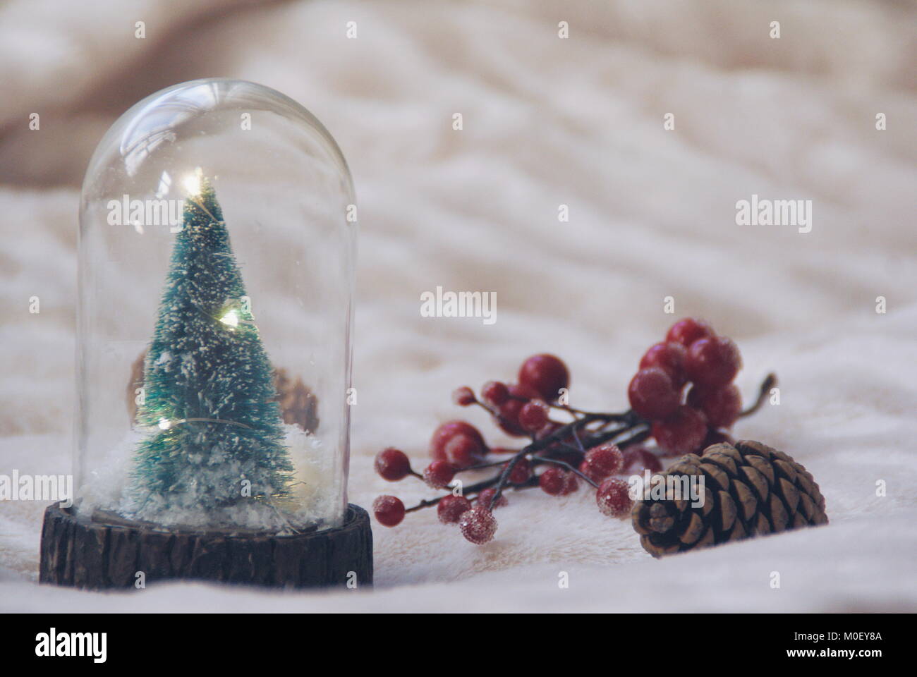 Arbre de Noël Boule à neige, de pin et de baies Banque D'Images