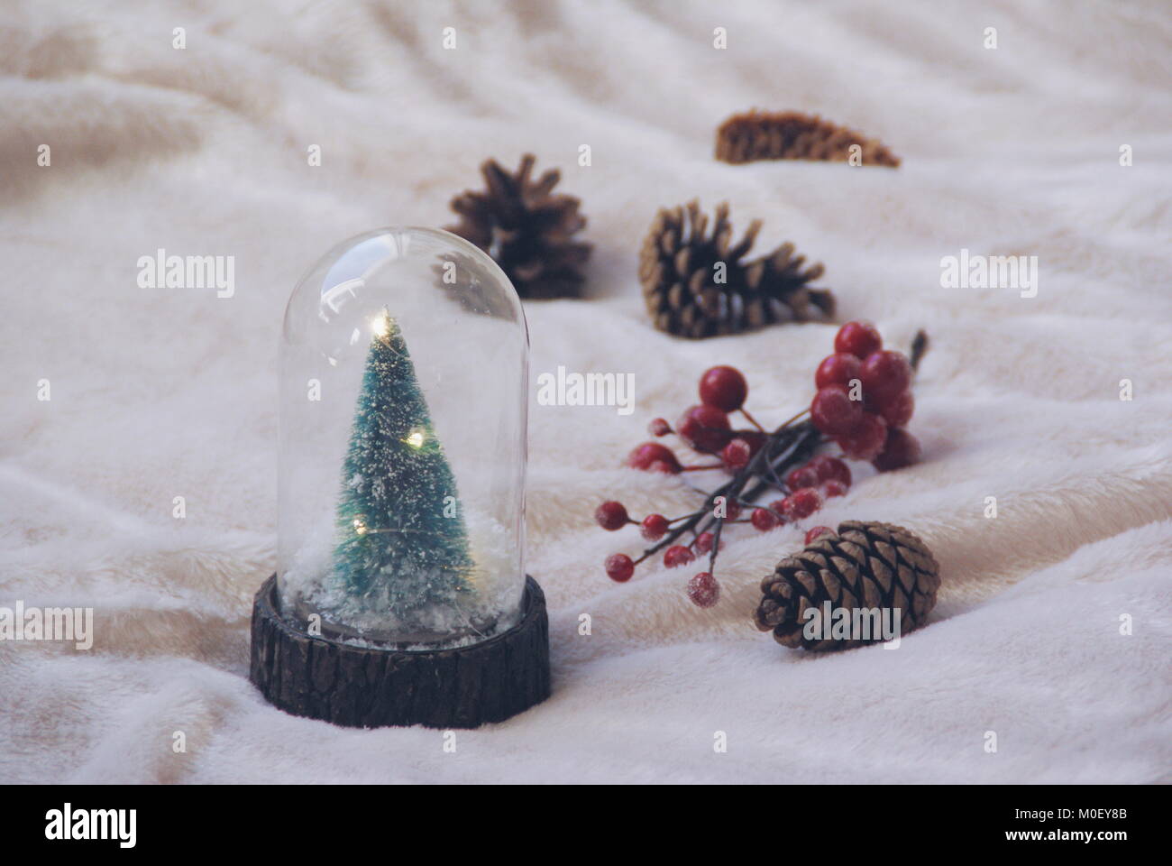 Arbre de Noël Boule à neige, de pin et de baies Banque D'Images