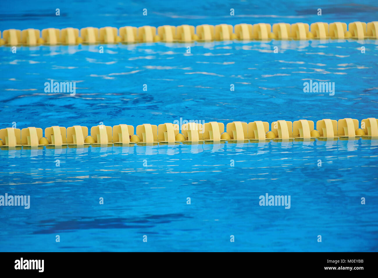 Close-up of pool lane avec de l'eau bleu clair Banque D'Images