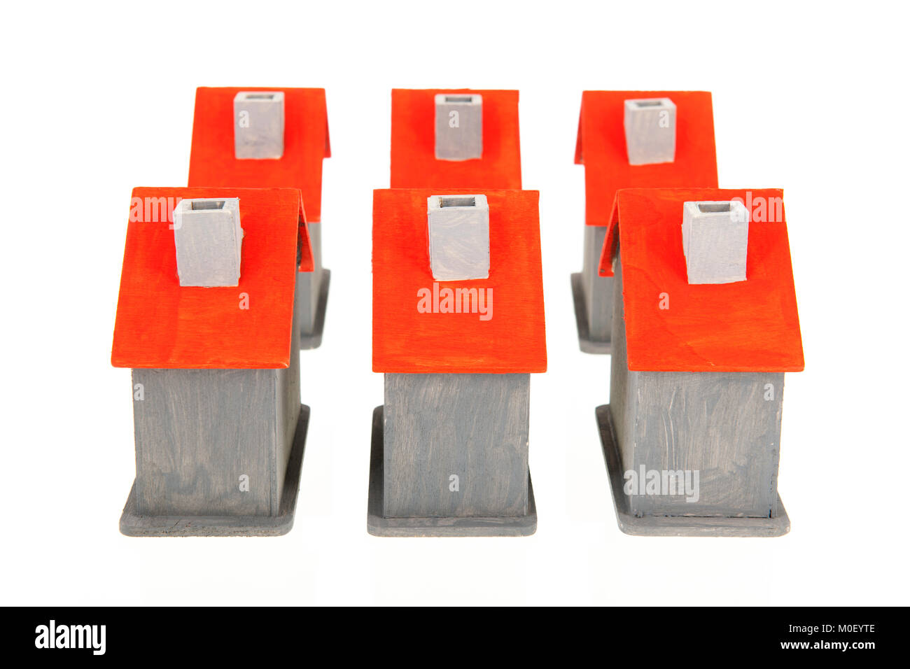 Maisons en rangée même en gris et rouge isolé sur fond blanc Banque D'Images