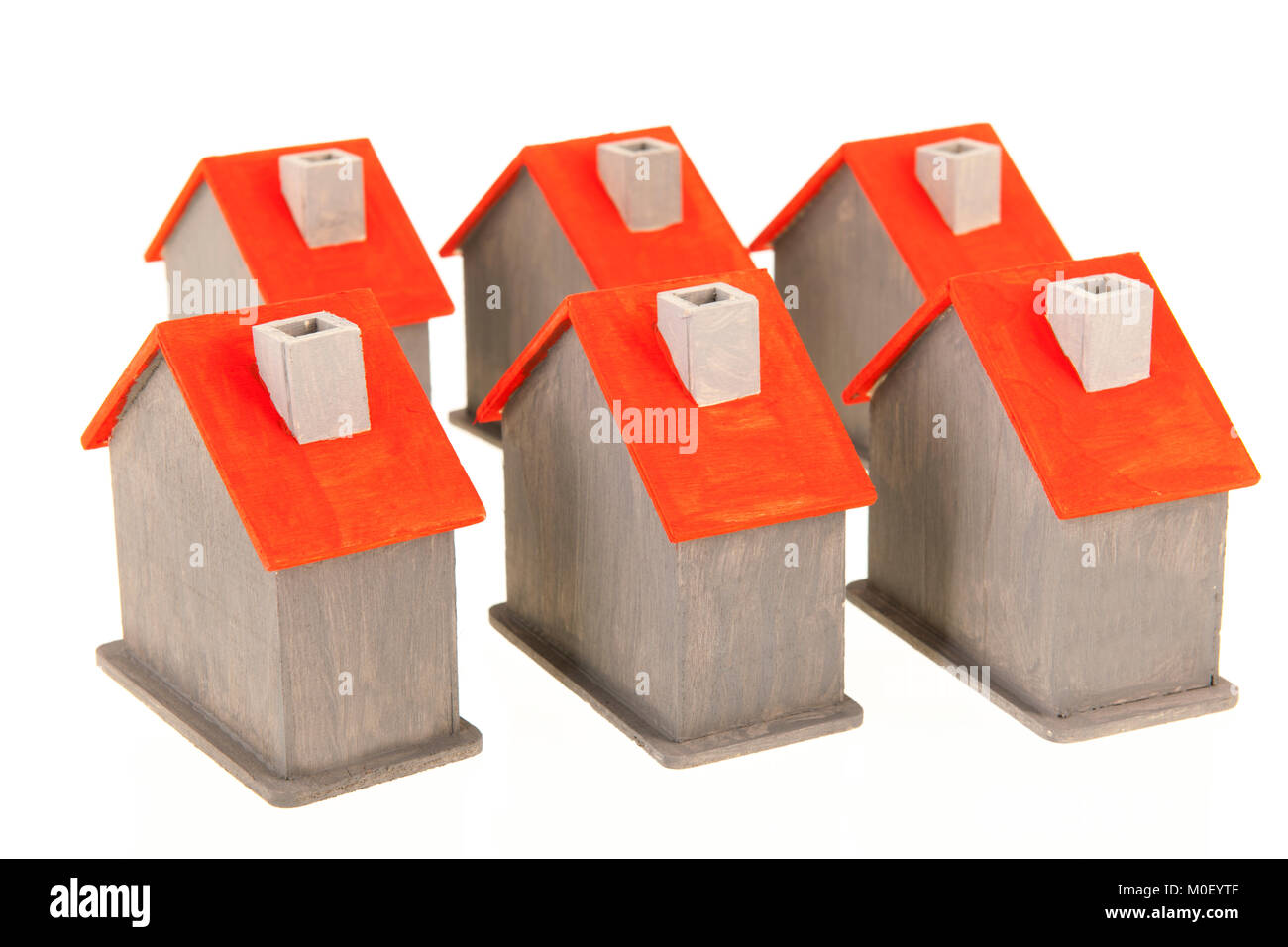 Maisons en rangée même en gris et rouge isolé sur fond blanc Banque D'Images