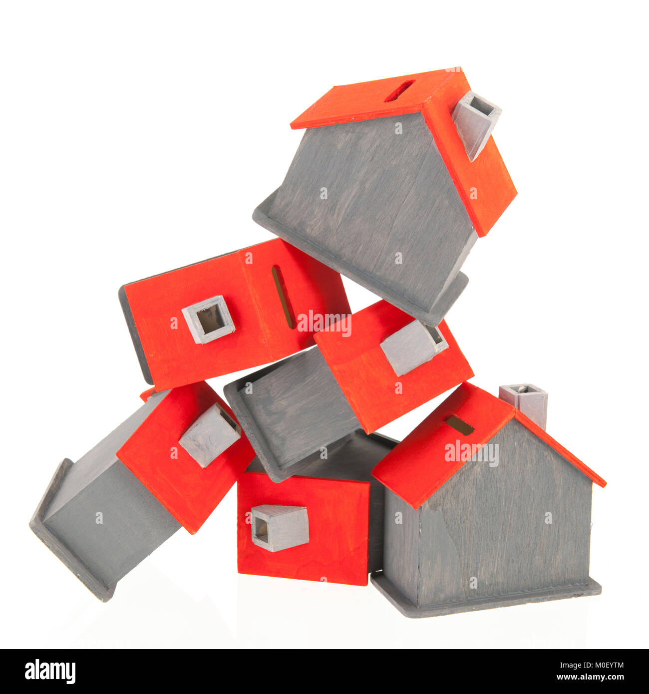 Maisons en rangée même en gris et rouge isolé sur fond blanc Banque D'Images