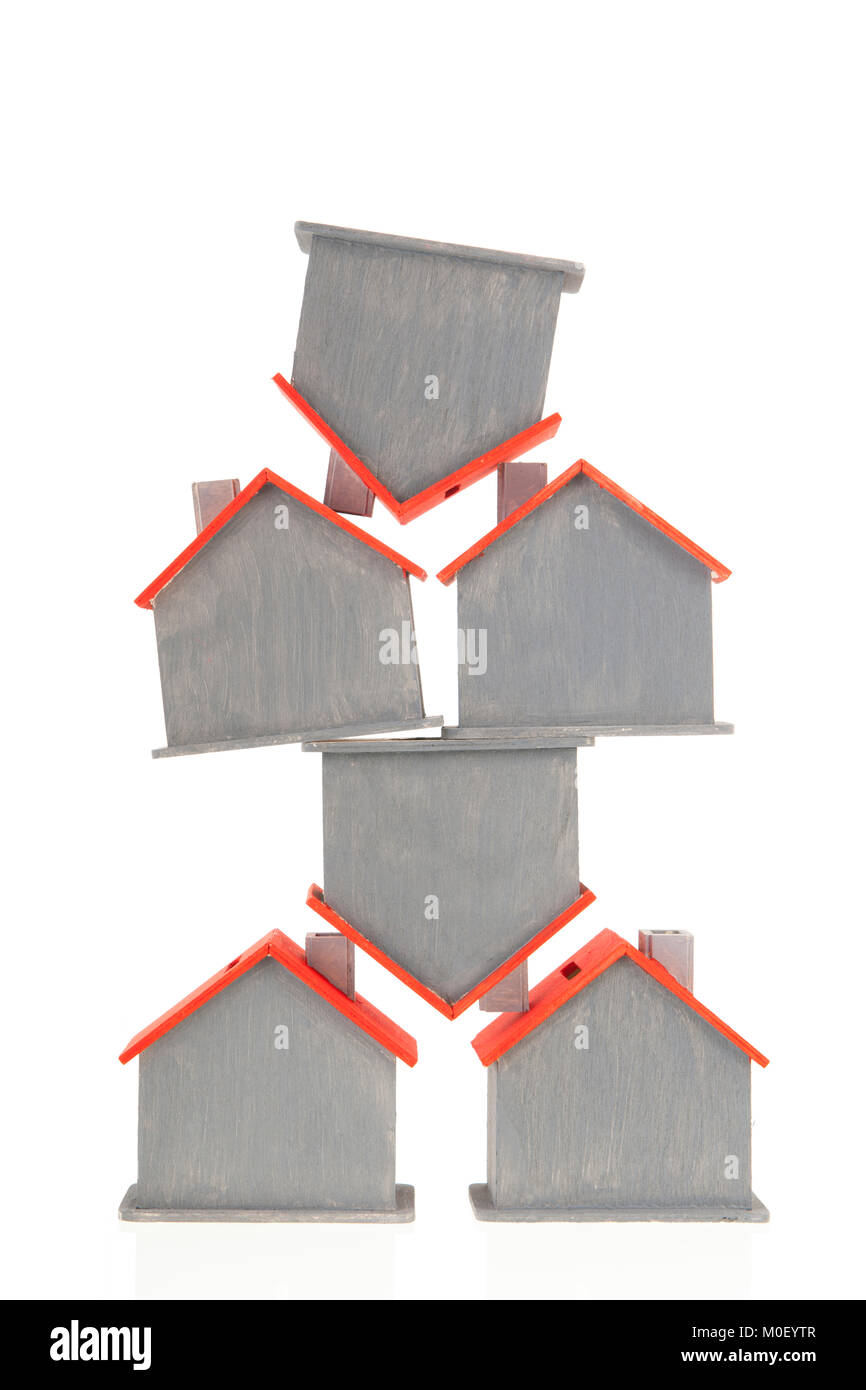 Maisons en rangée même en gris et rouge isolé sur fond blanc Banque D'Images