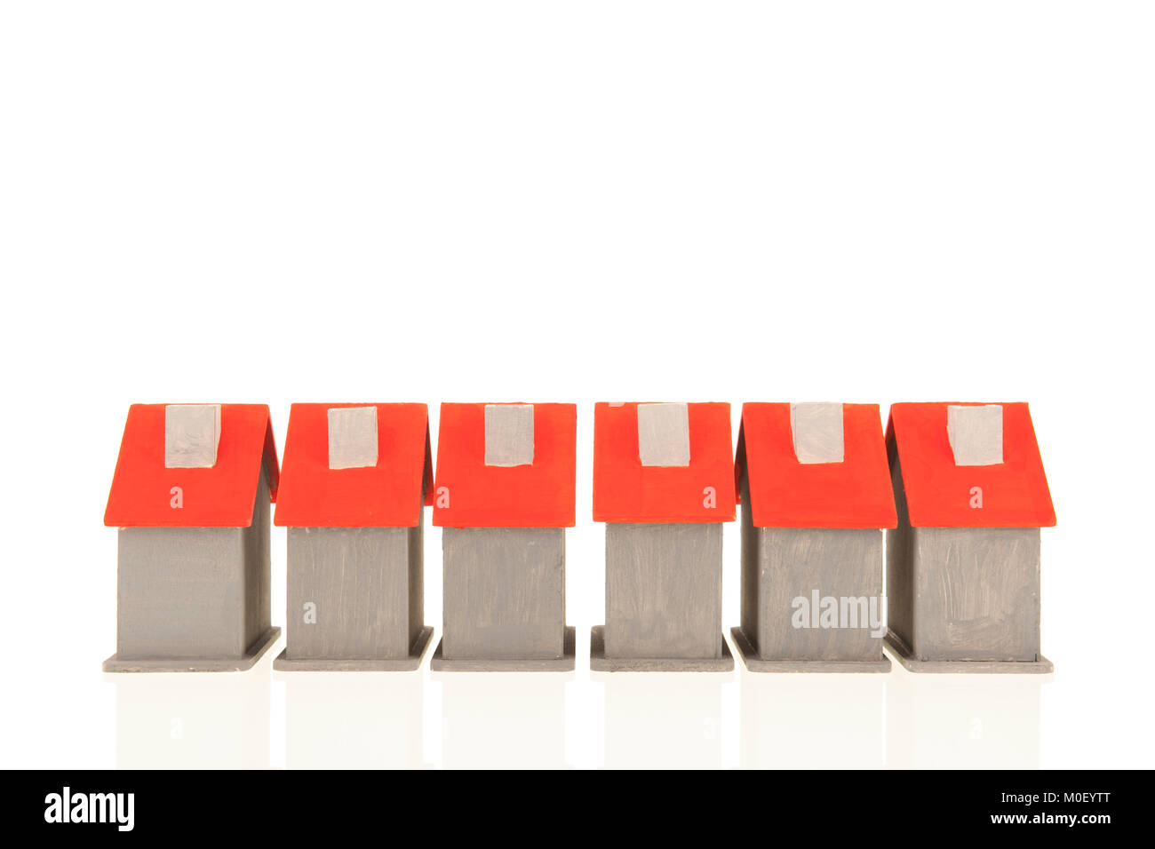 Maisons en rangée même en gris et rouge isolé sur fond blanc Banque D'Images