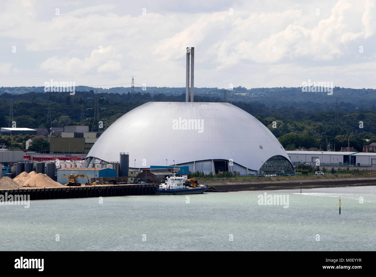 Le dôme argenté de valorisation énergétique de Marchwood ERF Installation usine d'incinération à côté de l'estuaire de la rivière en face de test du port de Southampton Banque D'Images