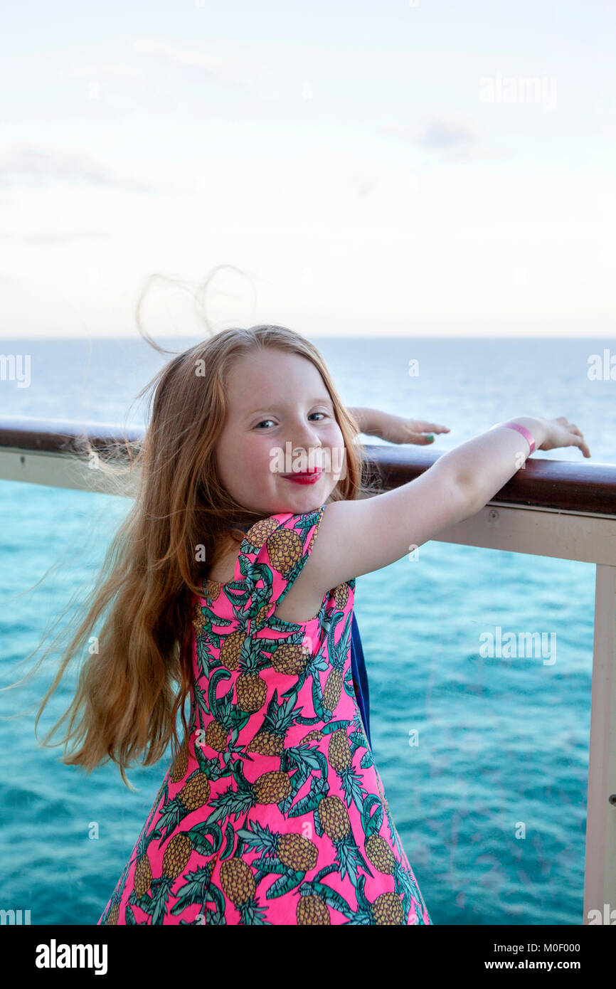 7 ans, fille de porter une robe d'été alors que la recherche sur de son balcon sur un bateau de croisière sur la mer Méditerranée à l'été Banque D'Images