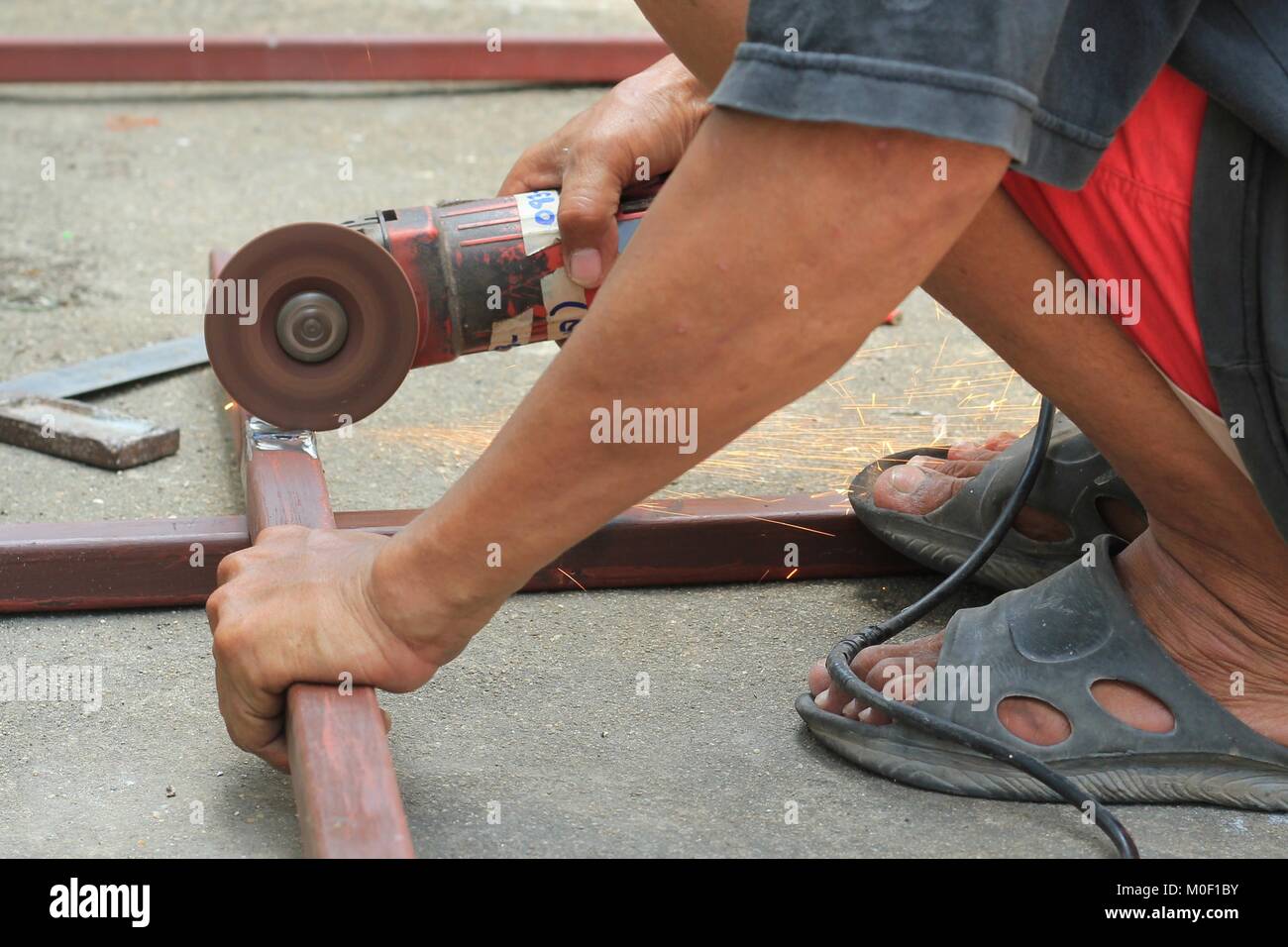 Un homme travaillant avec grinder, Close up sur l'outil Banque D'Images