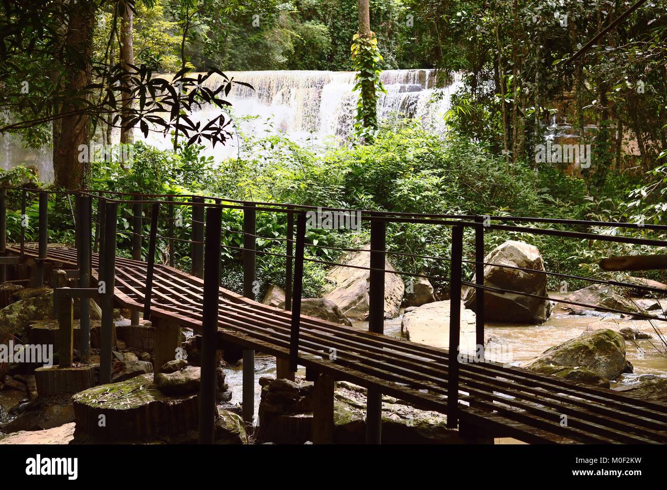 Pont en acier avec sridith cascade dans la forêt tropicale sur khaoko à Petchabun,Thailand Banque D'Images