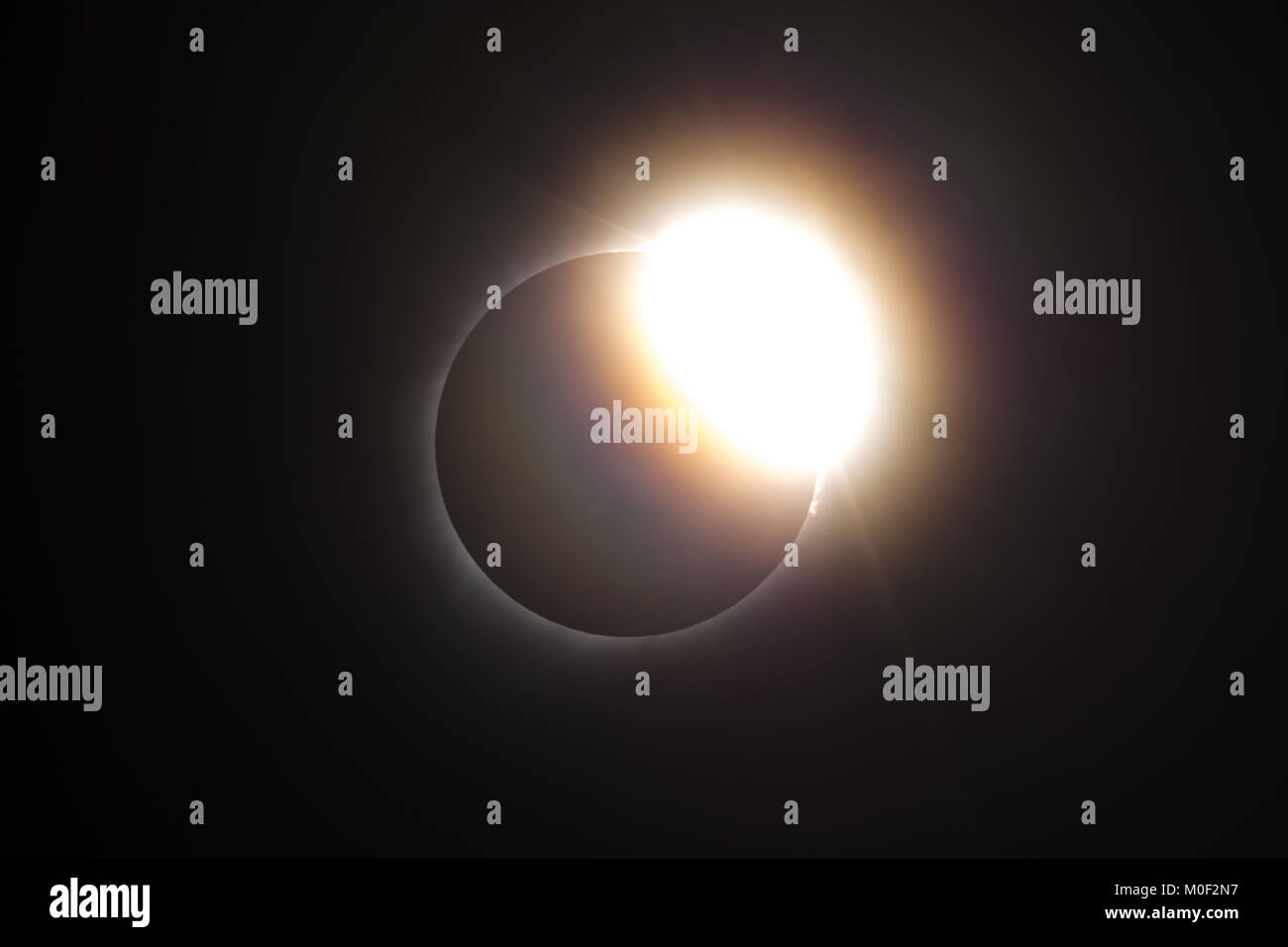 L'éclipse totale du 21 août 2017 également connu sous le nom de "Great American Eclipse" - les taches de l'importance d'éruptions solaires de l'Umbra de pénombre de la lune corona Banque D'Images