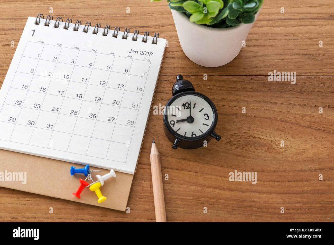 Calendrier avec horloge et crayon sur table en bois avec de l'espace Banque D'Images