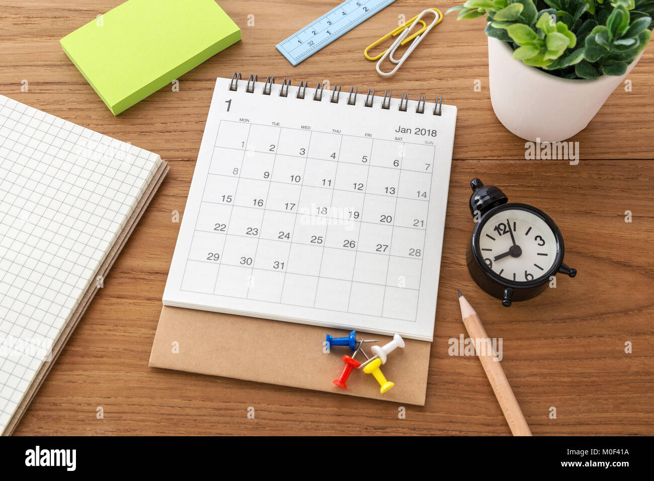 Calendrier sur table en bois avec crayon et réveil Banque D'Images