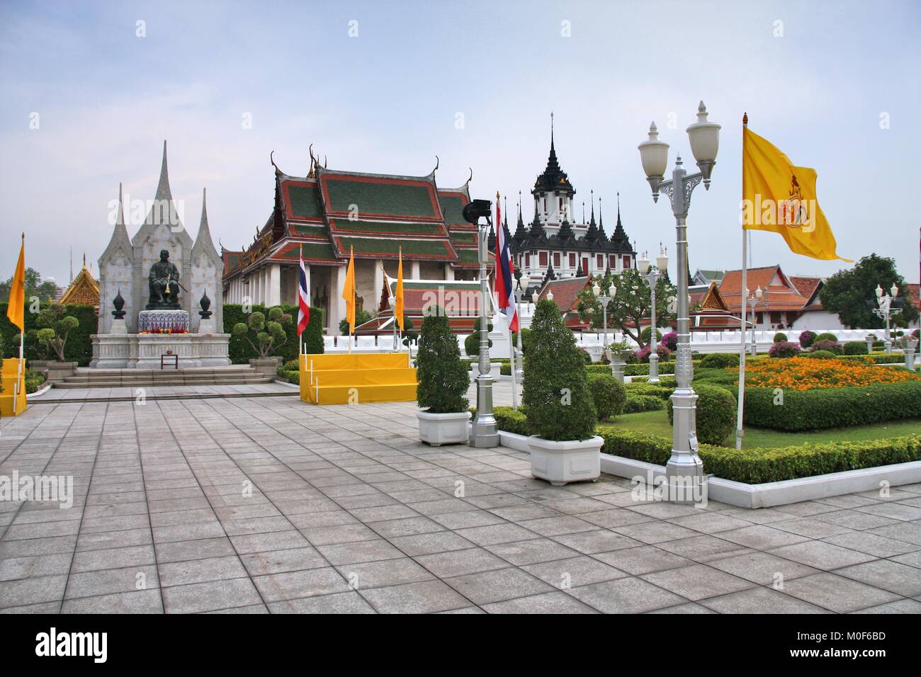 Horizon de Bangkok avec le roi Rama III Memorial et Loha Prasart temple. Banque D'Images