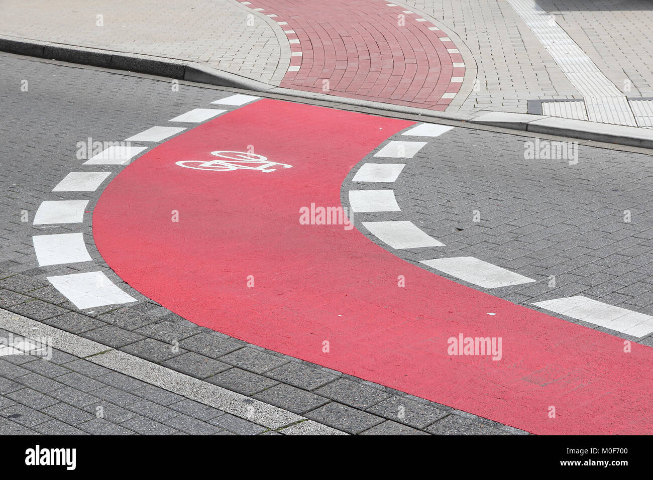 Chemin de randonnée à vélo dans la ville en Allemagne. Bike Lane. Banque D'Images