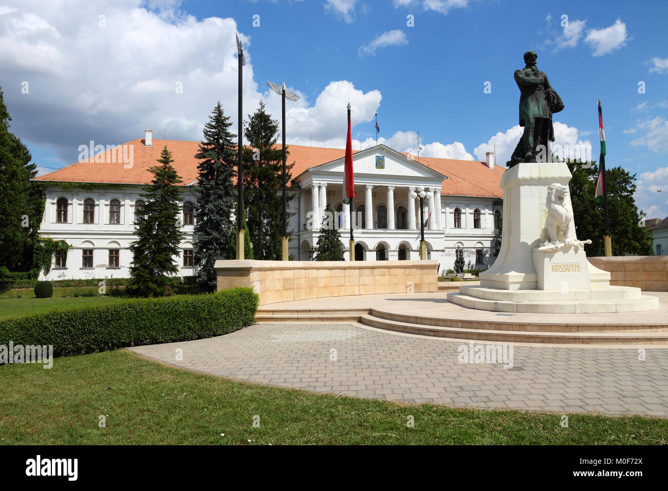 Mako, la Hongrie. Dans la ville de Csongrad. Hôtel de ville et monument national hongrois Kossuth (héros). Banque D'Images