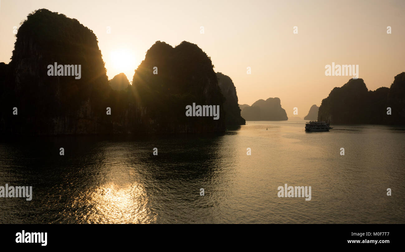 Lever du soleil à la baie Bai Tu Long, nord-est de la Baie d'Halong, Vietnam Banque D'Images