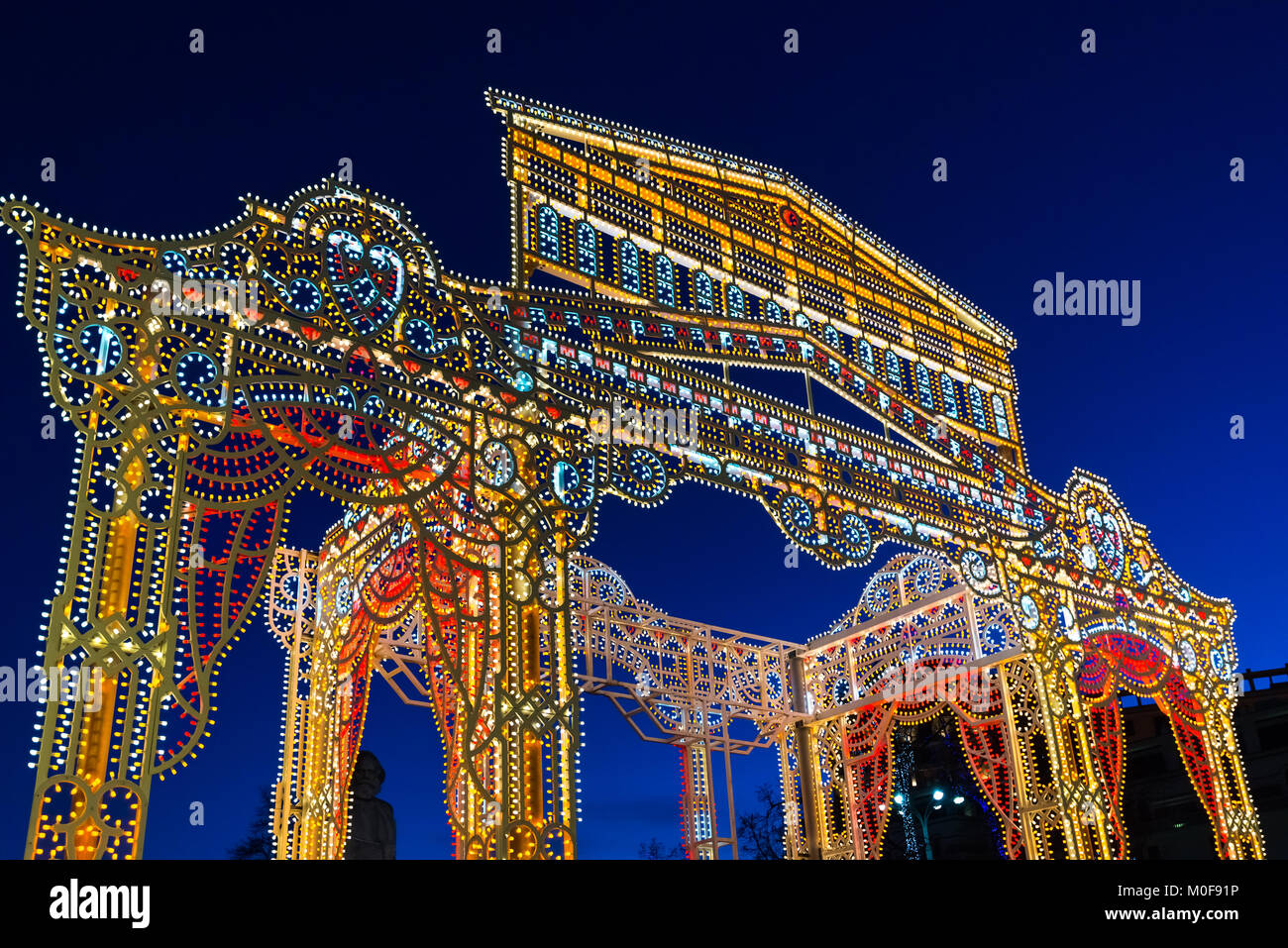 Moscou, Russie - le 10 janvier. 2018 Installation de l'éclairage. au festival voyage à Noël à la place de la Révolution Banque D'Images