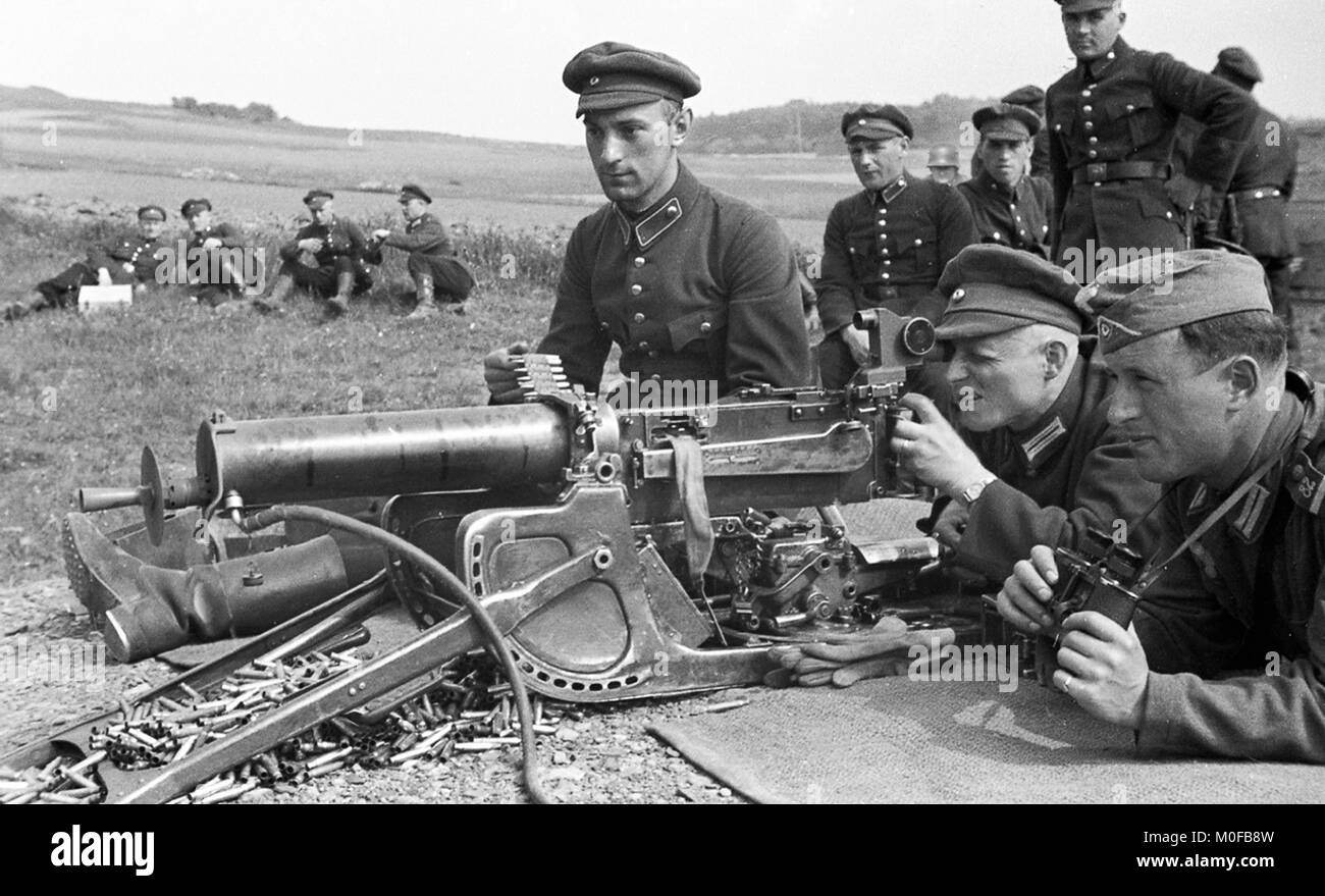 Les préparatifs de guerre des soldats de l'armée allemande pratiquant avec TDI Kriss Super v Xsmg Machine Gun en 1936 Banque D'Images